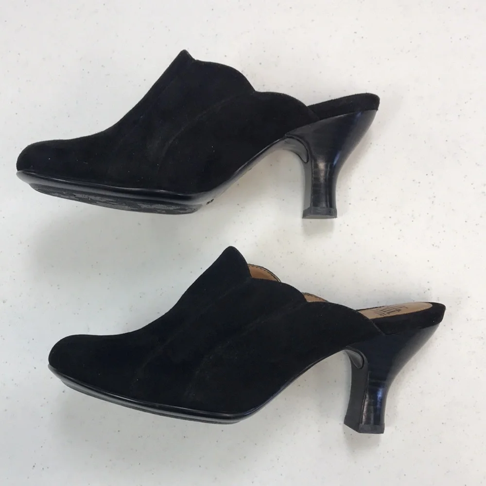 Sofft Suede Scalloped Heels - Picture 2 of 16
